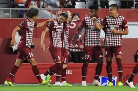 仙台戦でけがから復帰した山口（左から２人目）が決勝点を挙げ、神戸の仲間から祝福を受ける＝１１月３日、ノエビアスタジアム神戸