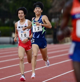 男子５０００メートル　１３分１６秒４０でフィニッシュした遠藤日向（１２）＝京都市右京区、たけびしスタジアム京都（撮影・中西幸大）