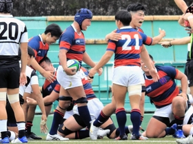 関学大ー大体大　後半、終了間際にトライを奪って喜ぶ関学大フィフティーン＝京都市、宝が池球技場