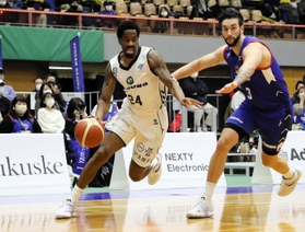 ＦＥ名古屋-西宮　第１クオーター、ドリブルで切り込む西宮のハインズ（左）（Ｃ）B.LEAGUE