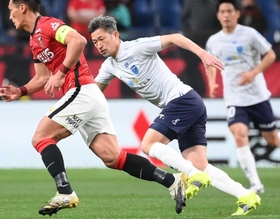 ３月の浦和レッズ戦で終盤に途中出場した横浜ＦＣの三浦知良。今季、Ｊ１での出場機会はこの１試合だけだった＝埼玉スタジアム