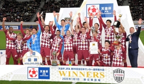 天皇杯を初制覇して喜ぶフェルマーレン（前列右から４人目）ら神戸イレブン＝２０２０年１月１日、国立競技場
