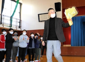 尼崎市立立花北小学校の５、６年生に失敗の意義を伝えた元阪神の今岡真訪氏＝尼崎市栗山町２
