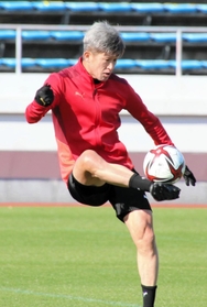 ボールを使ったトレーニングに打ち込む横浜ＦＣの三浦知良＝１５日午前、大阪府内