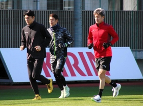 横浜ＦＣの同僚、伊野波雅彦らと共にランニングをする三浦知良（右）＝１５日午前、大阪府内