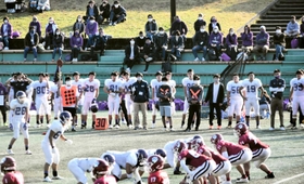 観客をチーム関係者に限ったアメリカンフットボールの全国高校選手権関西地区大会。コロナ禍で模索が続く＝１１月、京都市の宝が池球技場