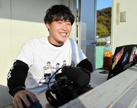 現地観戦できないファンらのため試合をライブ配信する平田悠さん＝１１月、京都市の宝が池球技場