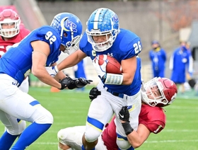 アメリカンフットボールの大学東西代表決定戦・関学大対立命大戦の第３クオーター、突進する関学大の前田公（２６）＝５日、ヨドコウ桜スタジアム