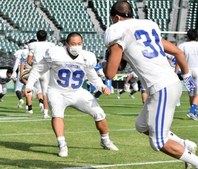 甲子園ボウルに向けて練習に余念がない関学大のＬＢ都賀創（９９）＝甲子園球場