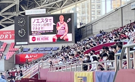 試合会場で放映されたワクチン接種のＰＲ映像（Ｃ）ＶＩＳＳＥＬ　ＫＯＢＥ