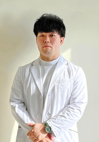 白衣で医学部の授業に臨む藤本智朗選手＝青森県弘前市の弘前大（本人提供）