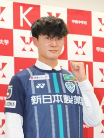Ｊ１福岡の加入内定会見でポーズを取る甲南大の井上聖也＝神戸市東灘区、甲南大