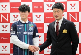 Ｊ１福岡の加入内定会見で握手を交わす甲南大の井上聖也（左）と柳川雅樹監督＝神戸市東灘区、甲南大