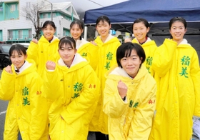 隙のない布陣で上位を目指す女子・稲美の選手たち＝豊岡市日高町