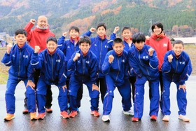 ２３年ぶりの大舞台に向け、意気込む男子・宝殿のメンバーら＝豊岡市日高町