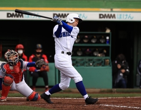 ５回、二ゴロに倒れるイチローさん＝１８日午後、神戸市須磨区、ほっともっとフィールド神戸