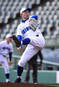 高く足を上げて投球するイチローさん＝１８日午後、神戸市須磨区、ほっともっとフィールド神戸