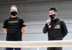 現役復帰を発表したプロボクシング元世界王者の山中竜也氏（右）。左は真正ジムの山下正人会長＝大阪市のエディオンアリーナ大阪