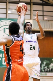 西宮-愛媛　第２クオーター、シュートを放つ西宮のハインズ