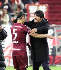 今季開幕戦でＧ大阪に完封勝ちし、山口蛍（５）と抱き合って喜ぶ神戸の三浦淳寛監督＝２月２７日、ノエビアスタジアム神戸