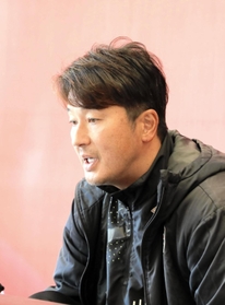 躍進のシーズンを振り返るＪ１神戸の三浦淳寛監督＝神戸市西区、いぶきの森球技場（（ｃ）ＶＩＳＳＥＬ　ＫＯＢＥ）