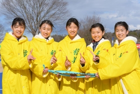 全国優勝を果たし満面の笑みを見せる女子稲美の選手たち＝１９日午前、滋賀県希望が丘文化公園（撮影・秋山亮太）