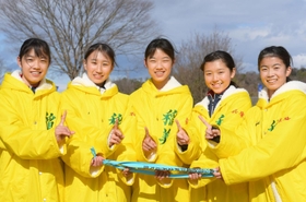 初優勝を決め、笑みを浮かべる女子・稲美の（左から）１区吉川菜緒、２区長野亜美、３区吉川陽菜、４区湊友希、アンカー藤田直子＝撮影・秋山亮太