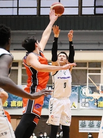西宮-愛媛　第４クオーター、３点シュートを放つ西宮の川村（０）（Ｃ）B.LEAGUE
