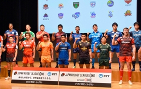 ラグビーのリーグワンの全チームが参加した記者会見で、ポーズを取る神戸の山中（前列中央）ら＝２０日、東京都内