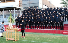 リーグワン初代王者を目指し、玉串を奉納した神戸の橋本大輝主将と選手ら＝神戸市東灘区、神鋼灘浜グラウンド