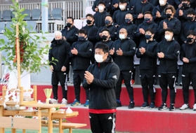 リーグワン初代王者を目指し、玉串を奉納した神戸の橋本大輝主将と選手ら＝神戸市東灘区、神鋼灘浜グラウンド