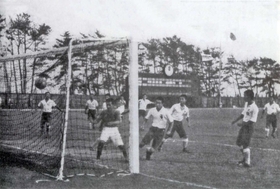 １９３５年の第１７回大会決勝で神戸一中（兵庫）は２-１で天王寺師範（大阪）を退け、優勝した（兵庫県サッカー協会７０年史より）