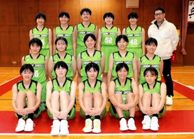 女子・三田松聖の（前列左から）平田、森口、森本、石岡、米倉、（中列左から）小西、瀬戸、野下、初谷、魚住、（後列左から）馬場、崔、竹中、小林、渡部、初谷コーチ＝三田市の同校