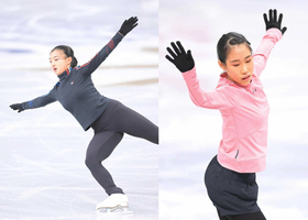 （左）公式練習に臨む坂本花織（右）公式練習で感触を確かめる三原舞依＝いずれも撮影・堀内翔