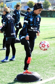 皇后杯で得点量産を誓うＩＮＡＣ神戸の田中美南（手前）＝神戸市東灘区、神戸レディースフットボールセンター