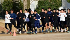 ２年ぶりの都大路に向け、調整に余念がない男子・西脇工の選手ら＝西脇市の同校（撮影・中西幸大）