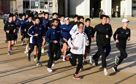 ２年ぶりの都大路に向け、調整に余念がない男子・西脇工の選手ら＝西脇市の同校（撮影・中西幸大）