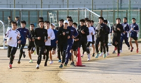 ２年ぶりの都大路に向け、調整に余念がない男子・西脇工の選手ら＝西脇市の同校（撮影・中西幸大）