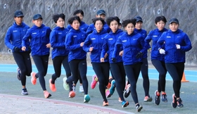 ４年連続の大舞台へ、意気込む女子・須磨学園の選手ら＝神戸市須磨区の同校（撮影・鈴木雅之）