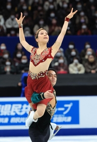 アイスダンス・フリー　息の合った演技をする村元哉中（上）、高橋大輔組＝さいたまスーパーアリーナ（撮影・吉田敦史）