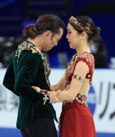 アイスダンス・フリー　演技を終えて互いをねぎらう村元哉中（右）、高橋大輔組＝さいたまスーパーアリーナ（撮影・吉田敦史）