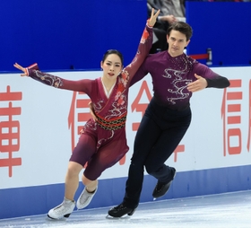 アイスダンスで４連覇した小松原美里（左）、小松原尊組の演技（撮影・吉田敦史）