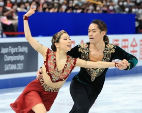 アイスダンス・フリー　息の合った演技を見せる村元哉中（左）、高橋大輔組（撮影・吉田敦史）