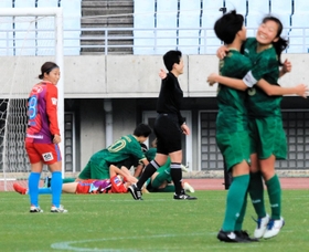 ＩＮＡＣ神戸－日テレ東京Ｖメニーナ　後半４４分に決勝点を奪われ、倒れ込むＩＮＡＣ神戸の三宅（左から２人目）と阪口（８）