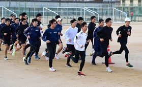 ２年ぶりの都大路に向け、調整に余念がない男子・西脇工の選手ら＝西脇市の同校（撮影・中西幸大）