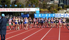 一斉にスタートする女子１区の選手たち＝２６日午前、京都市のたけびしスタジアム京都（撮影・坂井萌香）