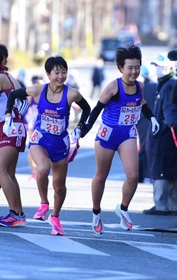 女子・須磨学園の３区大西文香（右）からたすきを受ける４区塚本衣音＝２６日、京都市内（撮影・中西幸大）