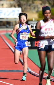 ６位でフィニッシュした女子・須磨学園のアンカー田村優芽（左）＝２６日、京都市のたけびしスタジアム京都（撮影・坂井萌香）