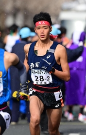 男子２区で１０人抜きを演じ、区間賞に輝いた西脇工の山中達貴＝２６日、京都市内（撮影・中西幸大）