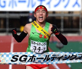 ２年連続１１度目の優勝を果たした男子・世羅のアンカー村上響（撮影・坂井萌香）